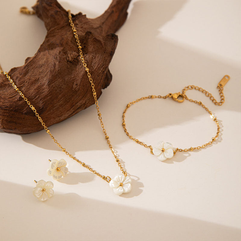 Shell Flower Necklace