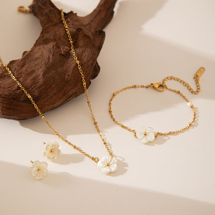 Shell Flower Necklace