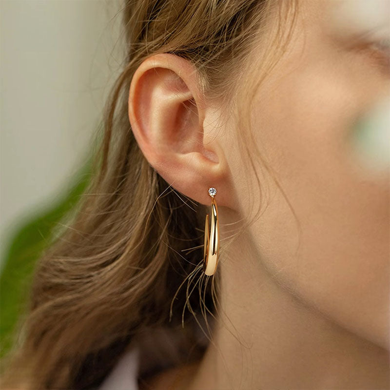 Horn-shaped stud earrings