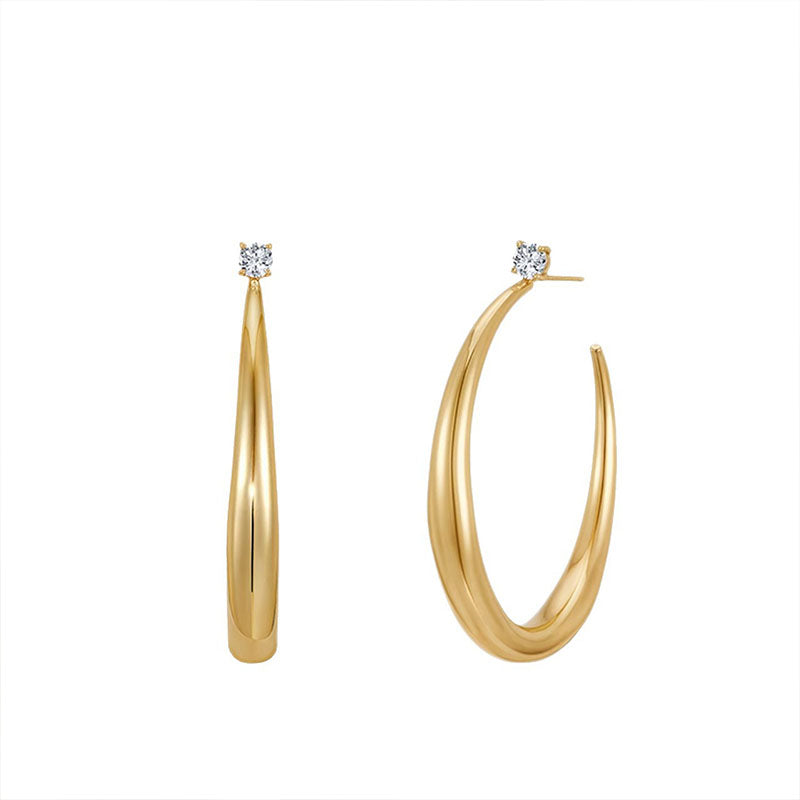 Horn-shaped stud earrings