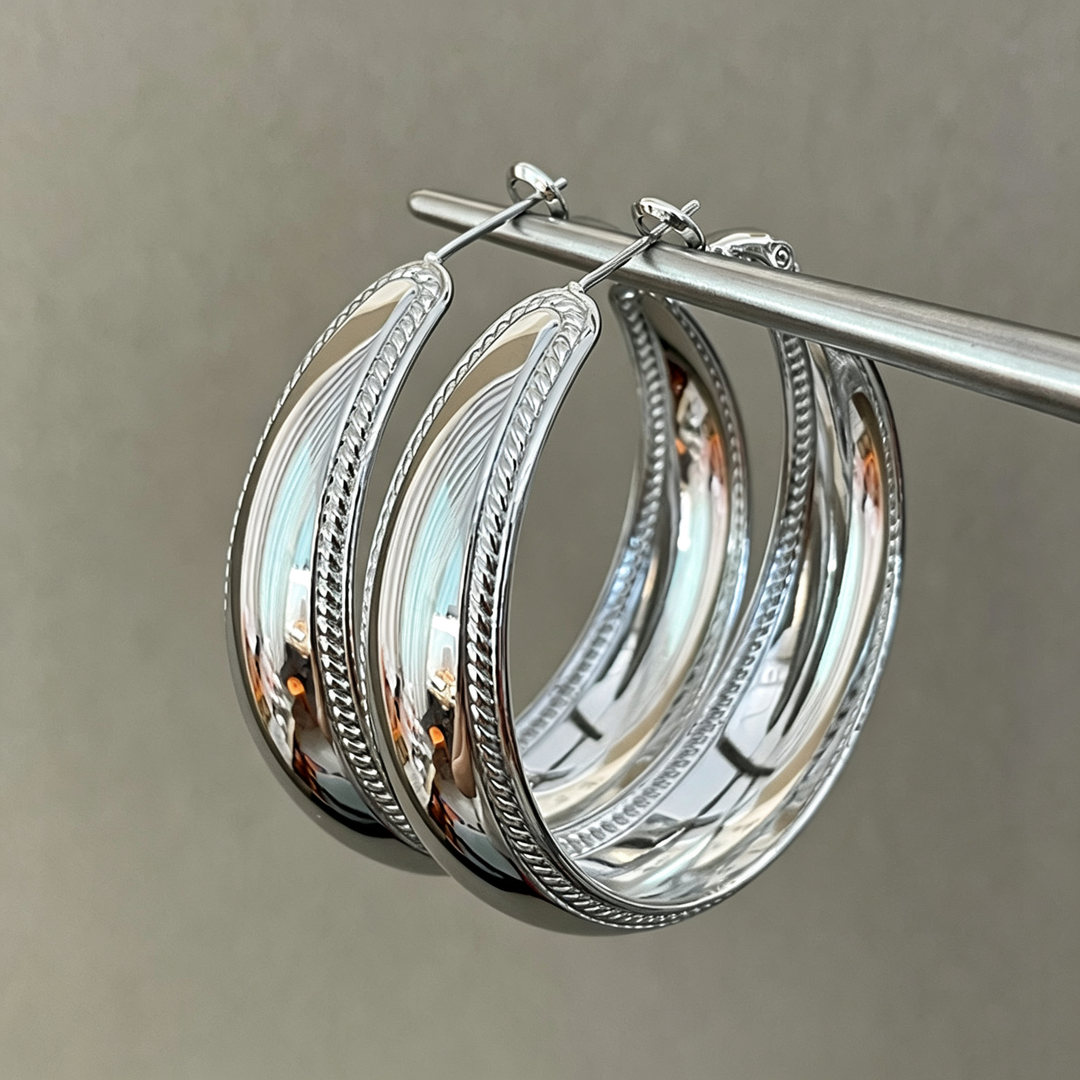 Vintage Smooth Wide C‑Hoop Ear Clips