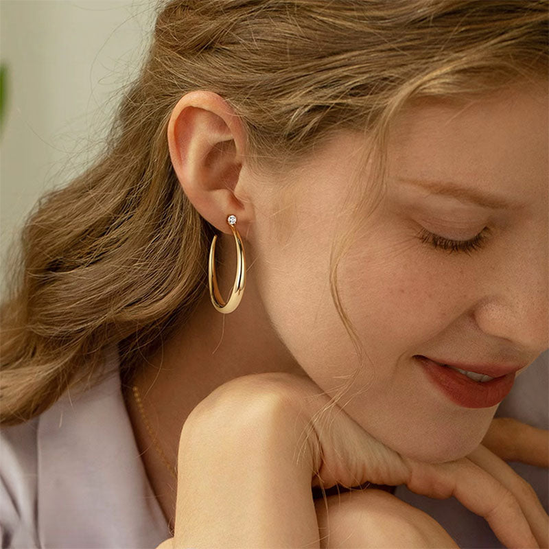Horn-shaped stud earrings